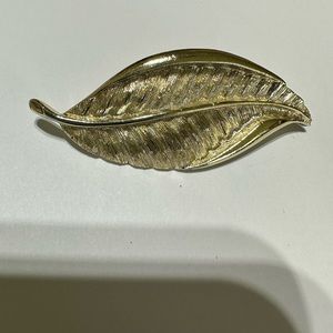 Coro Pegasus vintage leaf brooch